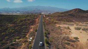 top visie van een auto ritten langs een woestijn weg Aan tenerife, kanarie eilanden, Spanje video