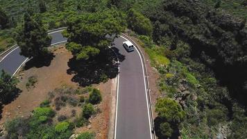 topo Visão do uma carro passeios ao longo uma montanha estrada em tenerife, canário ilhas, Espanha. caminho para a teide vulcão, teide video