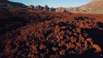 antenne visie van de teide nationaal park Bij zonsondergang, vlucht over- de bergen en gehard lava. tenerife, kanarie eilanden video