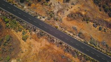 top visie van een auto ritten langs een woestijn weg Aan tenerife, kanarie eilanden, Spanje video