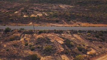 parte superior ver de un coche paseos a lo largo un Desierto la carretera en tenerife, canario islas, España video