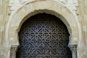 arco y puerta en mezquita - catedral de córdoba en España foto
