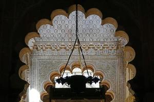 lámpara en mezquita - catedral de córdoba en España foto