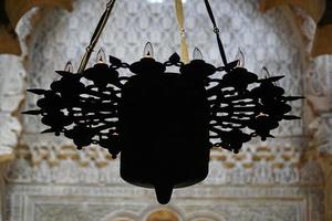 lámpara en mezquita - catedral de córdoba en España foto