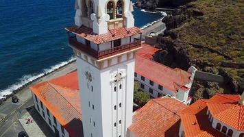 vue de le la taille de le Basilique et paysage urbain dans Candelaria près le Capitale de le île - Père Noël cruz de Tenerife video