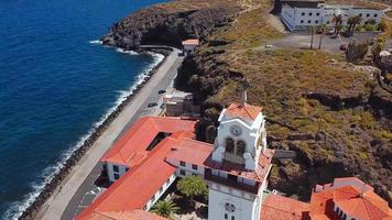 se från de höjd av de basilika och stadsbilden i kandelaria nära de huvudstad av de ö - santa cruz de tenerife video