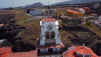 Visão a partir de a altura do a basílica e paisagem urbana dentro candelária perto a capital do a ilha - santa cruz de tenerife video