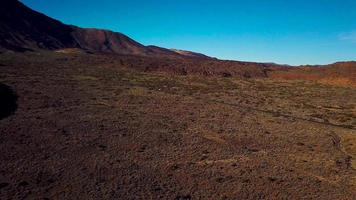 aérien vue de actif promeneur femme randonnée sur teide nationale parc. caucasien Jeune femme avec sac à dos sur Ténérife, canari video