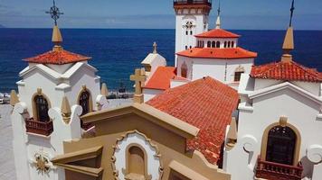 vue de le la taille de le Basilique et paysage urbain dans Candelaria près le Capitale de le île - Père Noël cruz de Tenerife video