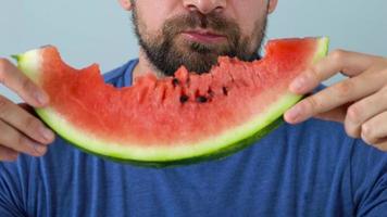skäggig man äter en saftig vattenmelon video