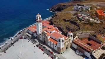 vue de le la taille de le Basilique et paysage urbain dans Candelaria près le Capitale de le île - Père Noël cruz de Tenerife video