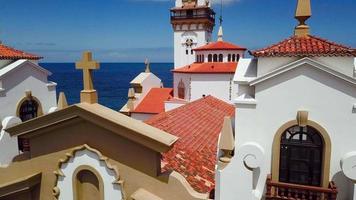 vue de le la taille de le Basilique et paysage urbain dans Candelaria près le Capitale de le île - Père Noël cruz de Tenerife video