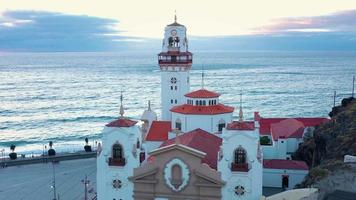 vue de le la taille de le Basilique et paysage urbain dans Candelaria près le Capitale de le île - Père Noël cruz de Tenerife video