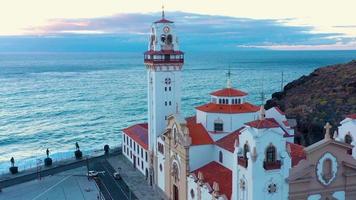 vue de le la taille de le Basilique et paysage urbain dans Candelaria près le Capitale de le île - Père Noël cruz de Tenerife video