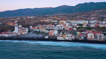 visie van de hoogte van de basiliek en stadsgezicht in candelaria in de buurt de hoofdstad van de eiland - de kerstman cruz de Tenerife video