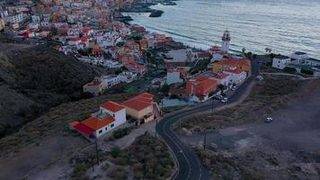 visie van de hoogte van de basiliek en stadsgezicht in candelaria in de buurt de hoofdstad van de eiland - de kerstman cruz de Tenerife video