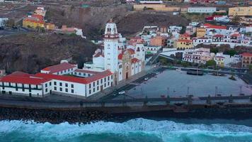 vue de le la taille de le Basilique et paysage urbain dans Candelaria près le Capitale de le île - Père Noël cruz de Tenerife video