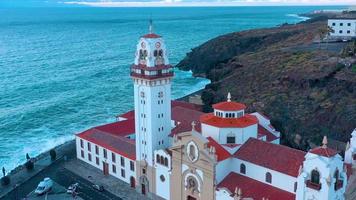 Visão a partir de a altura do a basílica e paisagem urbana dentro candelária perto a capital do a ilha - santa cruz de tenerife video