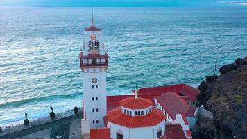 vue de le la taille de le Basilique et paysage urbain dans Candelaria près le Capitale de le île - Père Noël cruz de Tenerife video