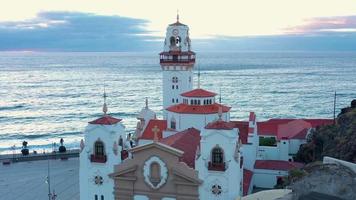 vue de le la taille de le Basilique et paysage urbain dans Candelaria près le Capitale de le île - Père Noël cruz de Tenerife video