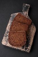 pan de Fresco crujiente marrón un pan con granos y semillas foto