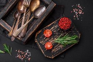 Clásico rectangular desgastado de madera caja con cucharas y tenedores foto