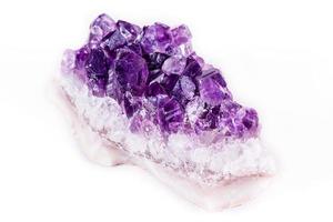 piedra mineral macro amatista púrpura en cristales sobre un fondo blanco foto