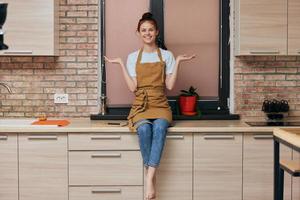 joven morena mujer en cocina mostrador foto