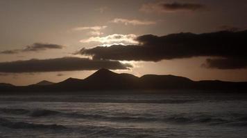 onde rottura su famara spiaggia, lanzarote. video