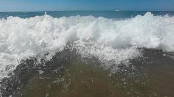 lent mouvement de grand vague rupture sur le plage avec mousse et le surf video