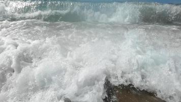 schleppend Bewegung von groß Welle brechen auf das Strand mit Schaum und Surfen video