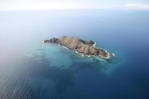 aéreo ver de un pequeño isla en el medio de el océano. ai generado foto