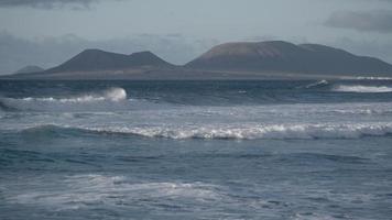 Wellen brechen auf zu Famara Strand, Lanzarote. video