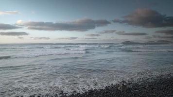 Wellen brechen auf zu Famara Strand, Lanzarote. video