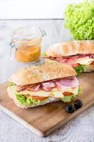 ciabatta emparedado de cerca foto