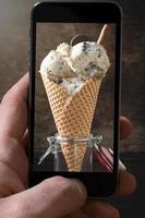 hielo crema con galletas en cono fotografiando foto