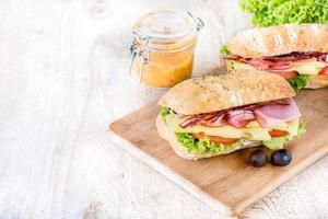 ciabatta emparedado de cerca foto