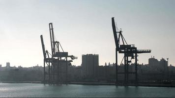 guindastes e edifícios em a água do cadiz mar porta, Sevilha video