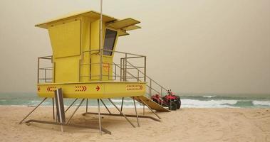 tormenta de arena en playa en corralejo, fuerteventura video