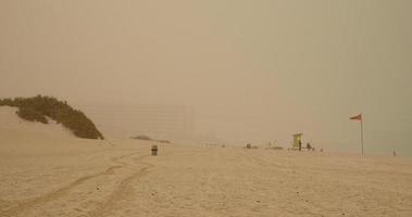 tormenta de arena en playa en corralejo, fuerteventura video