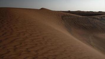 caméra des casseroles sur milieu est désert le sable dunes paysage video