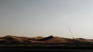körning genom öken- sand sanddyner i mitten öst video