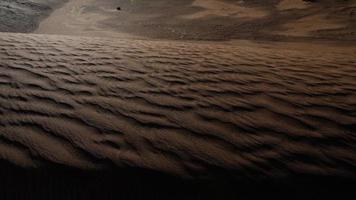 Naturel bavardages de ombres sur désert le sable dune video