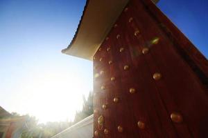 hermosa luz de sol brillante a grandioso puerta de museo de chino líderes quien migró a el tailandés frontera a Chiang Rai provincia, tailandia foto