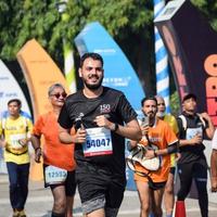 nuevo Delhi, India - marzo dieciséis 2023 - vedanta Delhi medio maratón carrera después codicioso en cuales maratón Participantes acerca de a cruzar el terminar línea, Delhi medio maratón 2022 foto