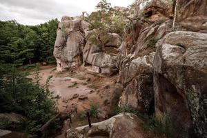 en las viviendas construidas en las montañas rocosas para personas que se escondieron durante las guerras foto