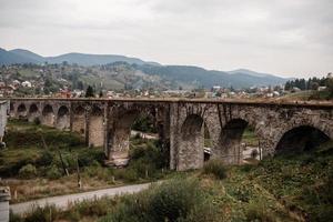 viejo puente ferroviario, viejo viaducto vorokhta, ucrania. montañas de los cárpatos, paisaje montañoso salvaje foto