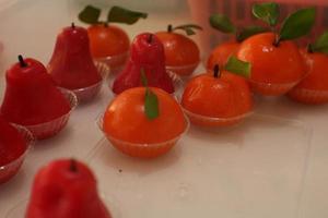 mojado pasteles en el forma de guayaba y naranjas foto