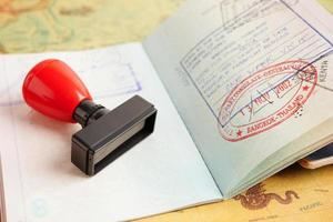 visa y pasaporte documento a inmigración a aeropuerto en país. foto