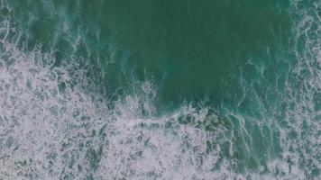 turquesa playa con espumoso rotura olas en razor playa, carballo, la coruña, España. aéreo De arriba hacia abajo video